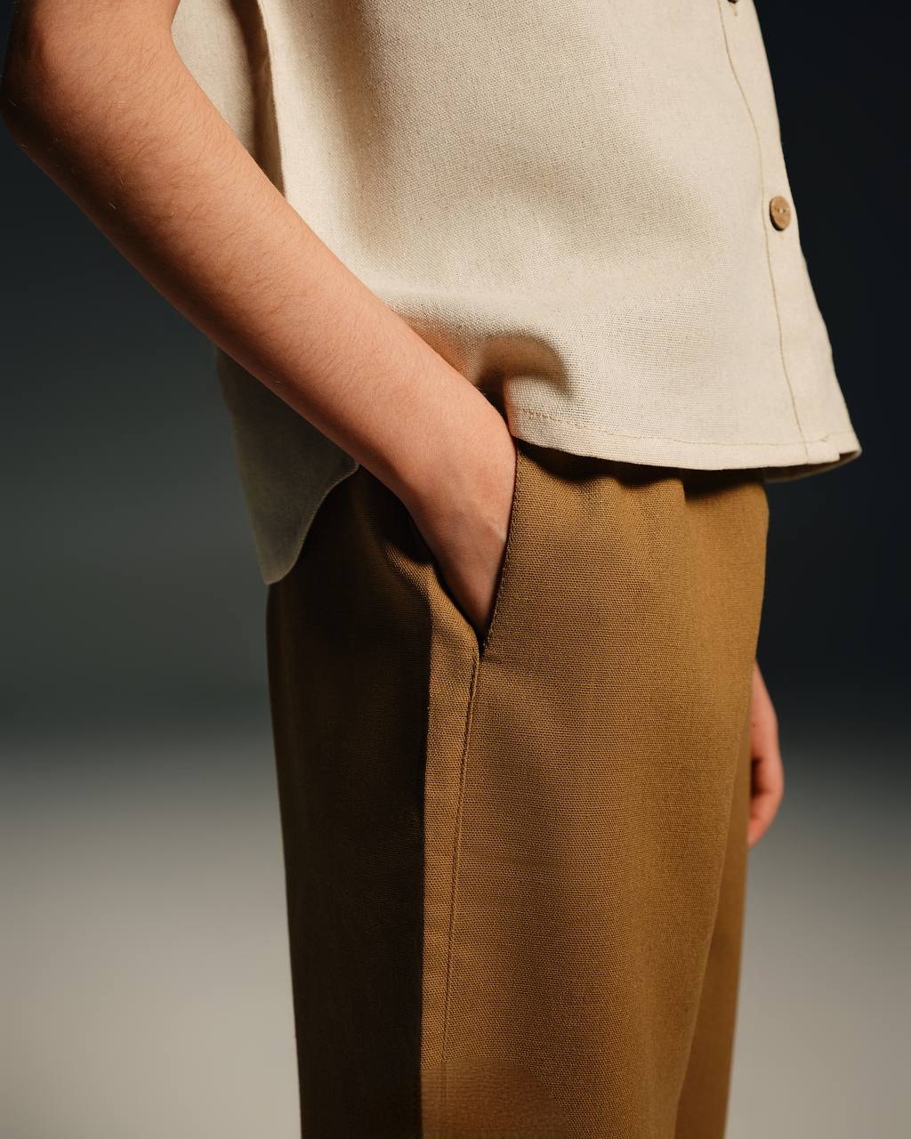 "سادگی با touch طبیعت! 🍃✨ ست شیک و راحت از جنس پارچه‌های طبیعی، مناسب برای کودکانی که آزادی و راحتی را دوست دارند. طراحی خاص با جزئیات گلدوزی شده، الهام گرفته از طبیعت! 🌾💛  مناسب برای سنین ۴ تا ۷ سال. 📩 ارسال به سراسر کشور"